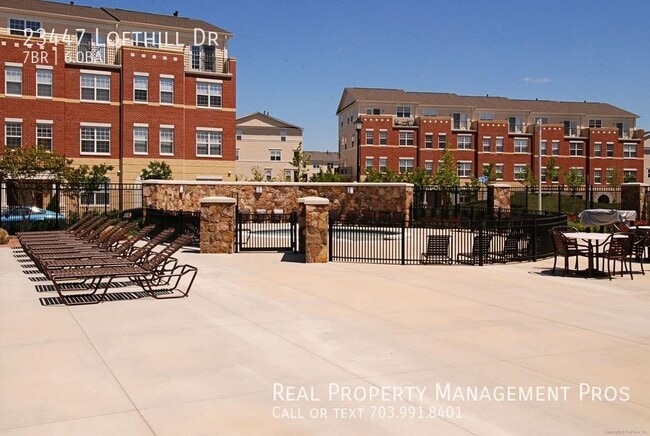 Building Photo - Beautifully Maintained 7 Bedroom 6 Bath Ho...