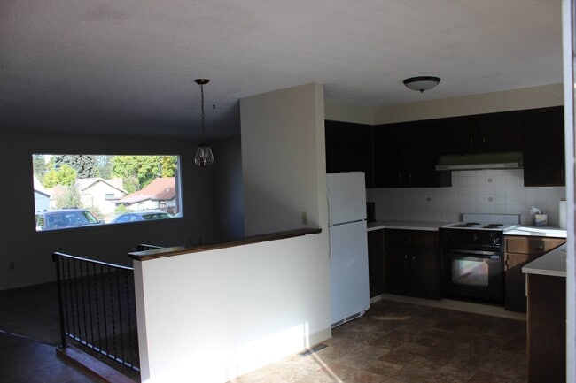 kitchen - 413 W Holland Ave