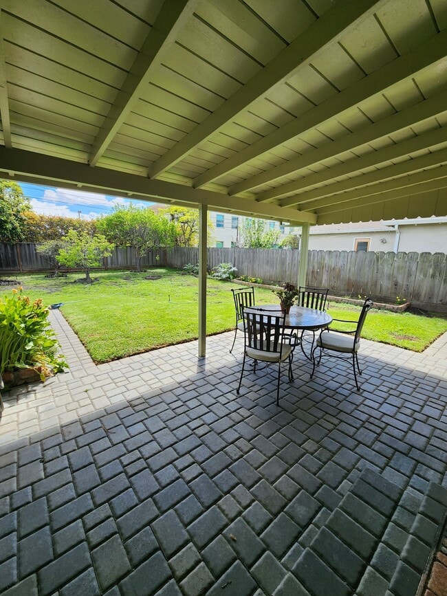 Building Photo - 1231 Padre Dr