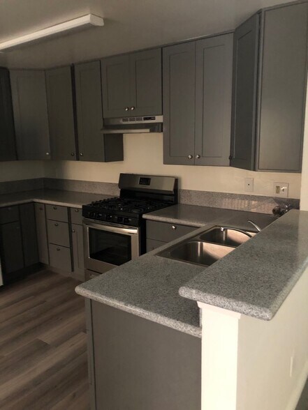 Primary Photo - 4619 Rosewood Ave