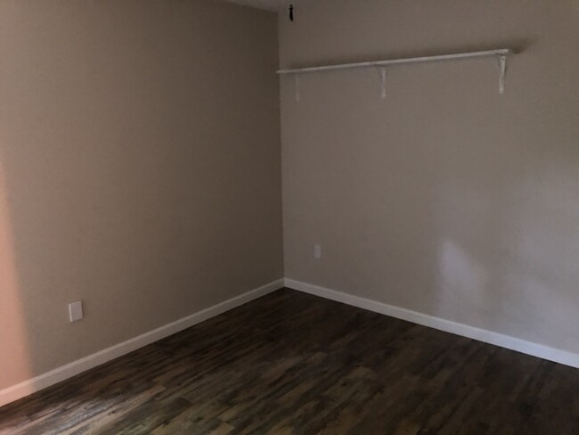 Building Photo - 2021 Eastwood Dr