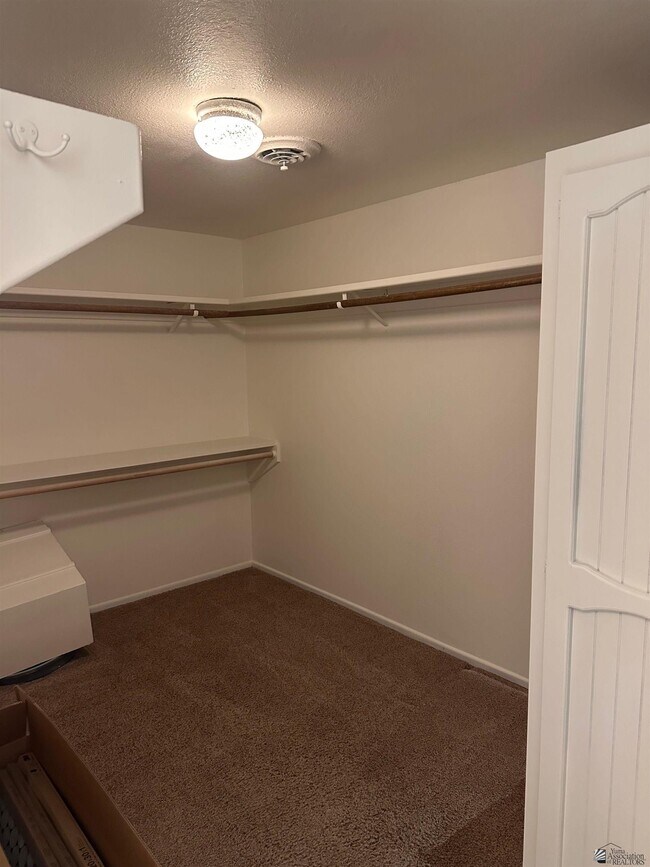 Building Photo - 800 E Country Club Dr