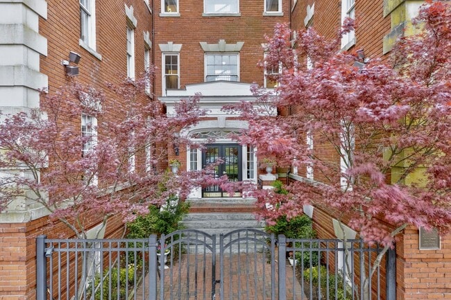 Building Photo - Amazing Garden-Style Condo Available NOW! ...