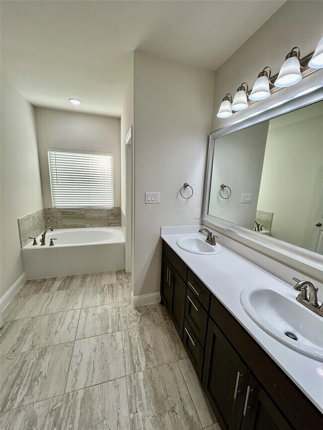 Building Photo - 541 Firethorn Dr