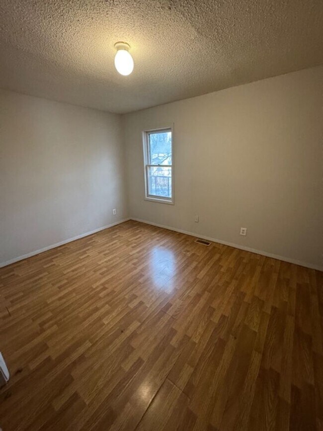 Building Photo - 513 E Suttenfield St