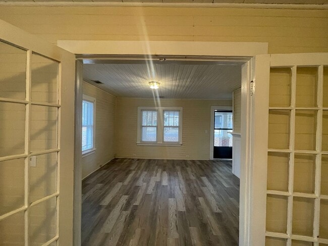 Building Photo - 2 Bed, 1 Bath House