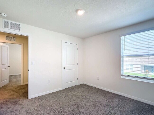 Building Photo - 5 Bedroom Rental Home with Large Backyard in Ocala Crossings!