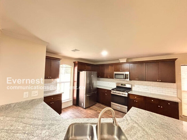 Building Photo - Beautiful 3-Bedroom Home with Modern Ameni...
