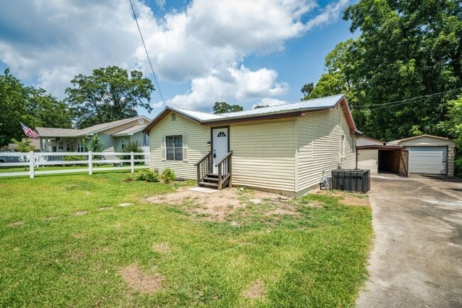 Building Photo - Stunning Renovated 3BR/2BA Home – Move-In ...