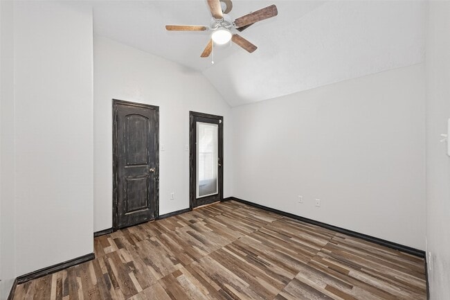 Building Photo - 10542 Parkside Dr
