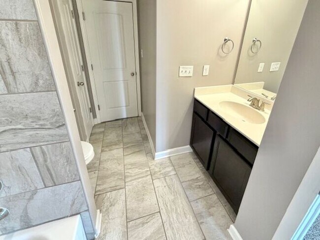 Building Photo - AVAILALBE NOW! Beautiful Home in Olive Branch.