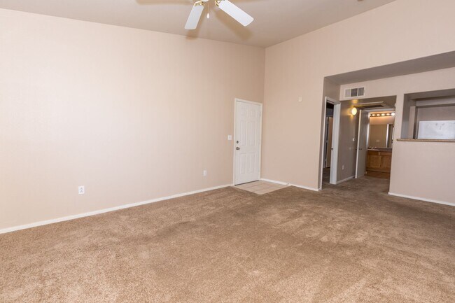Building Photo - Lovely 2-Bedroom Condo in the Tuscano Comm...