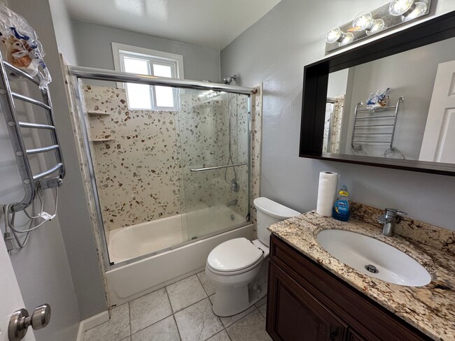 Building Photo - Charming 2-Bedroom Bungalow for Rent Near ...