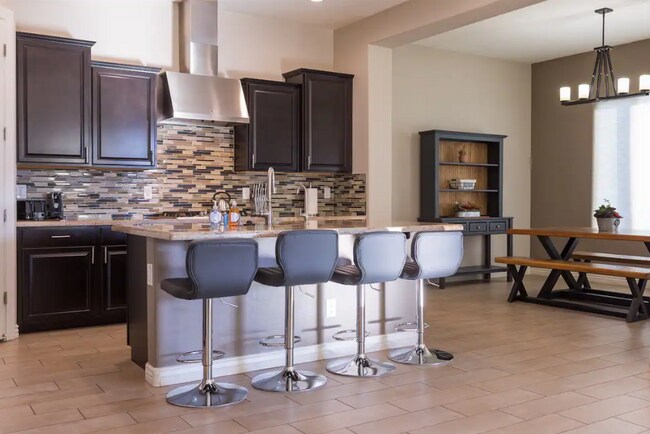 Building Photo - 18519 W Paradise Ln