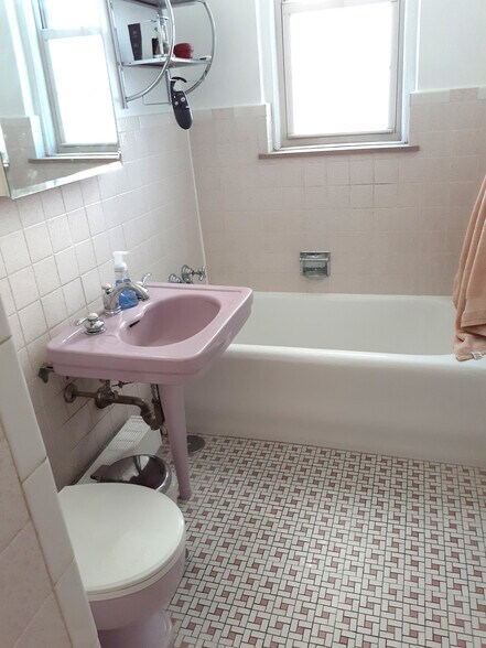 Bathroom - 6101 N Sheridan Rd