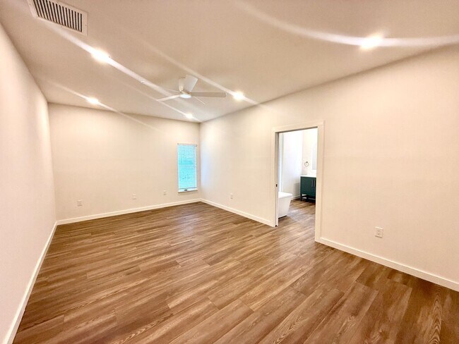 Building Photo - GORGEOUS, just completely renovated 3/2 Ho...