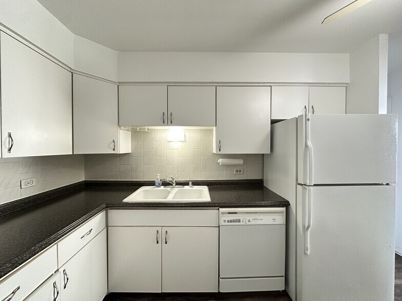 Building Photo - 6325 N Sheridan Rd