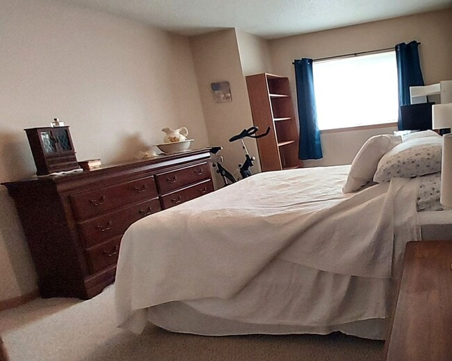 Building Photo - Nice 3 Bedroom 1.5 Bathroom Townhome in Hu...