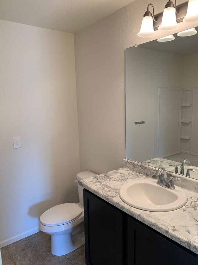 Building Photo - Gorgeous 2 Bedroom + Den, 2 Bathroom Home in Thompson River Ranch!