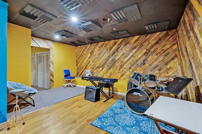 Building Photo - 3 bedroom/2 bathroom Home