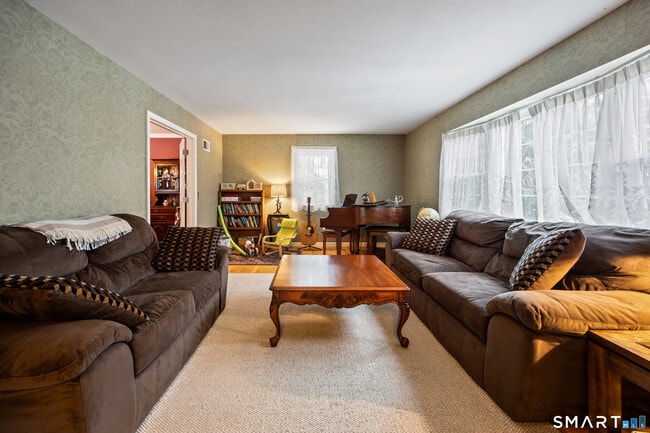 Building Photo - 10 Candlewood Ln