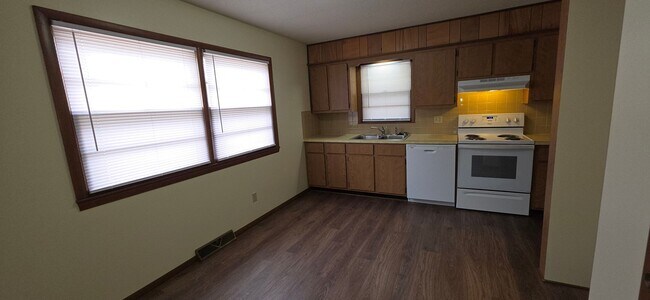 Building Photo - 2 Bedroom House close to Hospitals!  $895