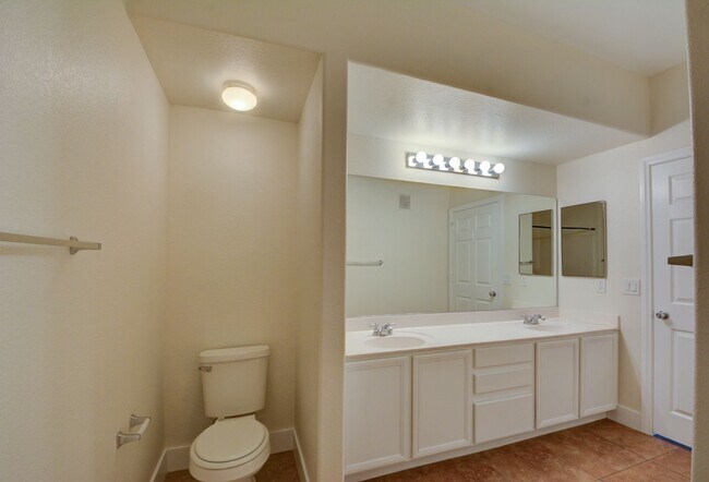 Building Photo - Beautiful 2BR / 2BA Renovated / Modern Condo In A Gated Complex.