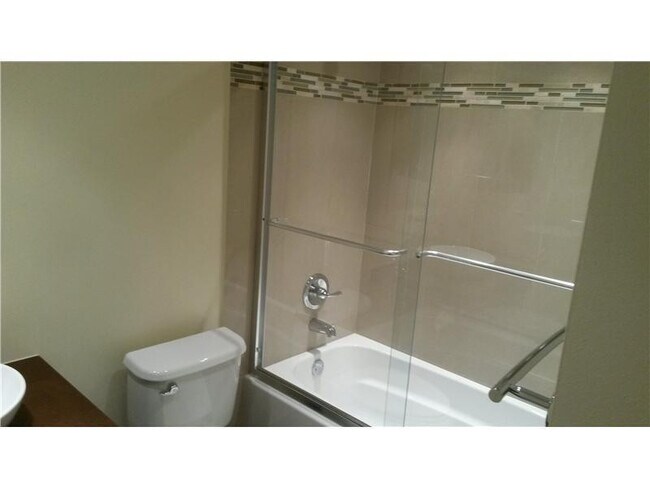 Building Photo - 9948 Twin Lakes Dr