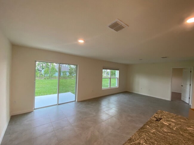 Building Photo - Desirable Lake Diamond Subdivision 4/2/2 **Won't Last*