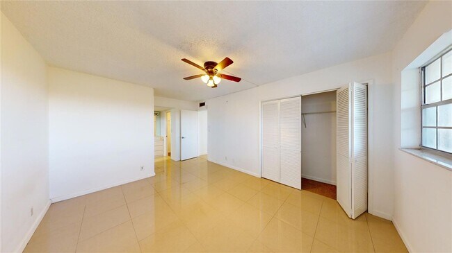 Building Photo - 3080 N Course Dr