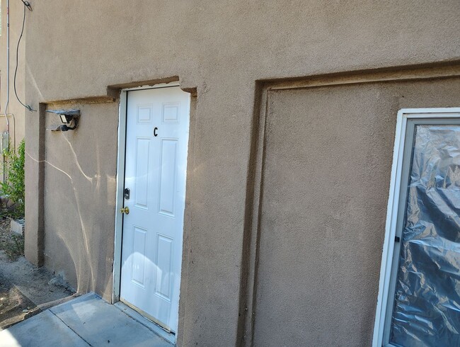 Building Photo - AVAILABLE NOW 2 bed - 1 Bath Lead and I 25...