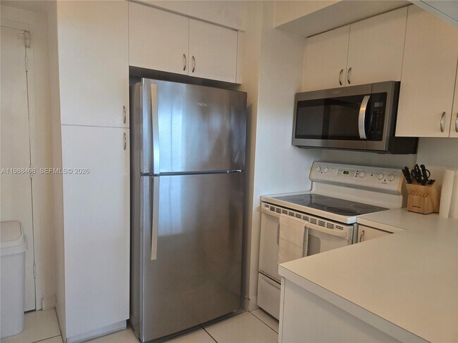 Building Photo - 3505 S Ocean Dr