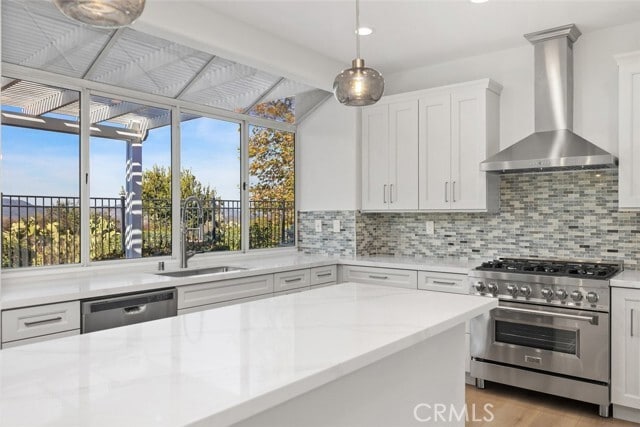 Building Photo - 2 Crystalglen