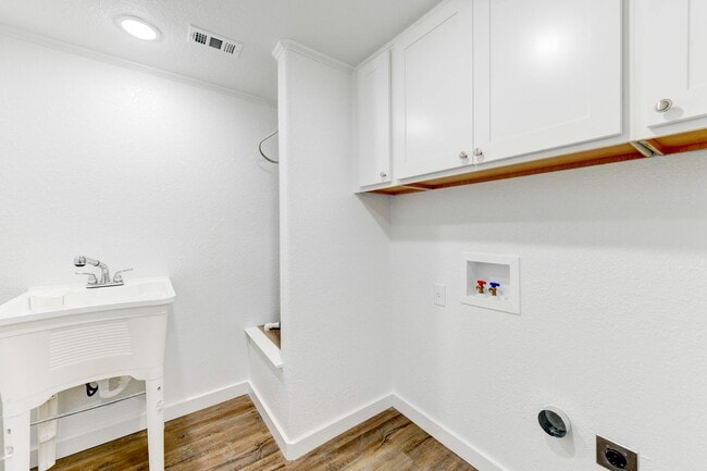 Building Photo - Available NOW!!!! Beautiful 1 story, 3 bedroom, 2 bath home.This is exactly what you have been lo...