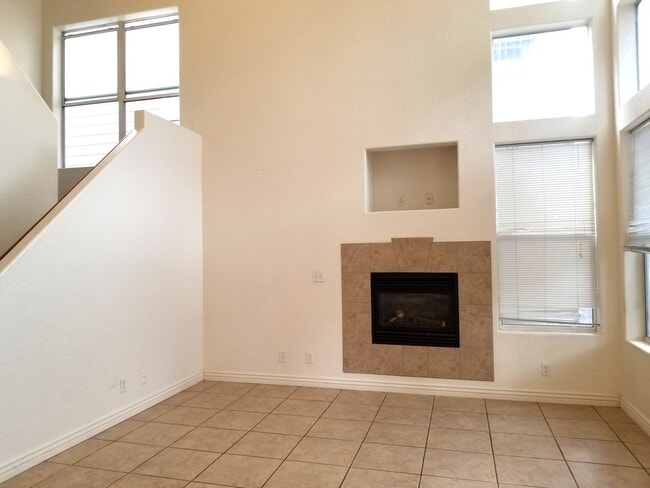 Building Photo - Westside 4 Bed, 2.75 Bath Townhouse w/Garage Next to NAU & CCC! Students OK! Avail. July 10th!