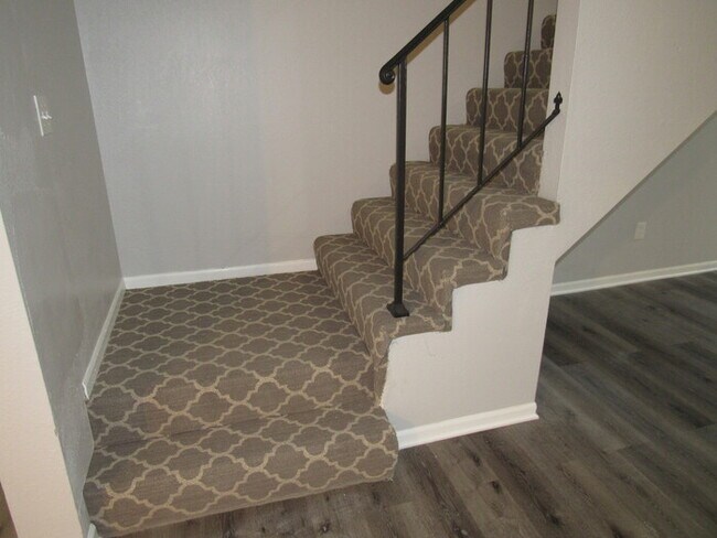 Building Photo - Cozy 2 bedrooms and 1.5 baths townhome located in Lee's Summit