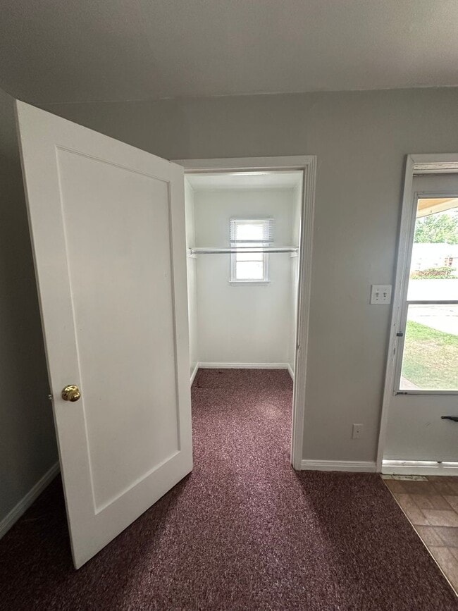 Building Photo - 1 bed, 1 bath, Duplex