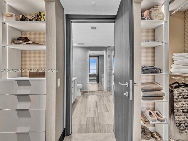 Building Photo - 1300 Brickell Bay Dr