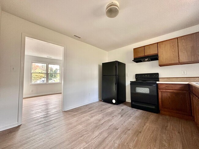 Building Photo - 725 N Privette St