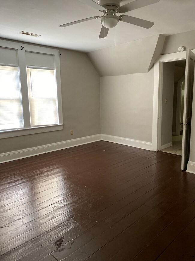 Building Photo - 213 W Hickman St