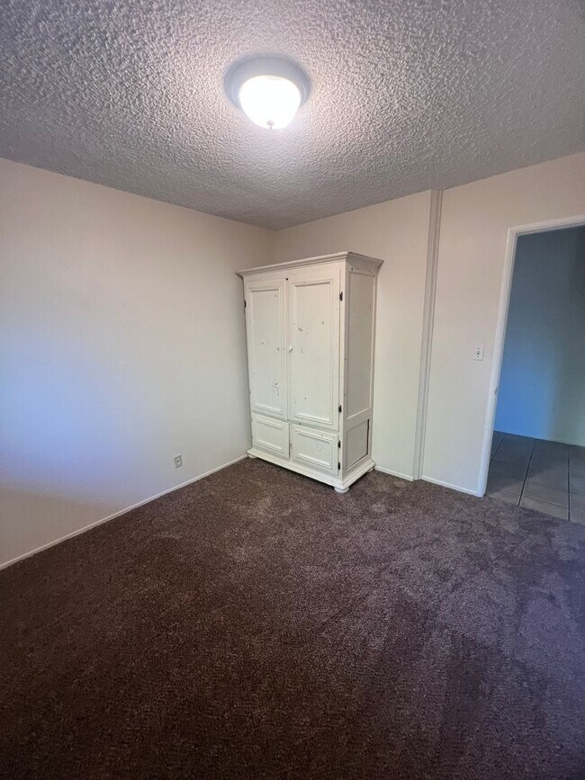 Building Photo - Midtown Ventura - Single story, three bedroom, two bath apartment