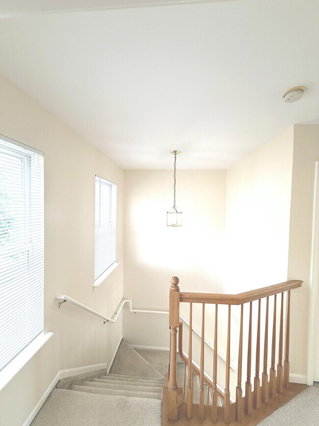 Building Photo - 3112 Village Cir N