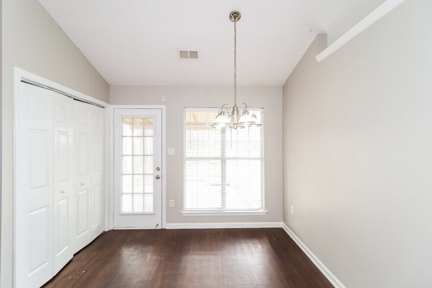 Building Photo - 1741 Madison Cove E