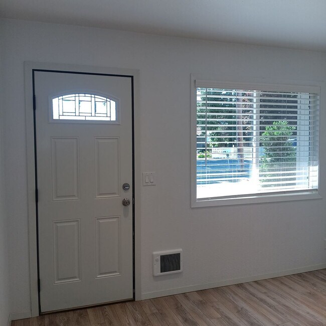 Building Photo - Great Home & Office is Ready for you in Jefferson!