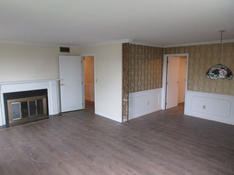 Building Photo - 65 Willowbrook Dr