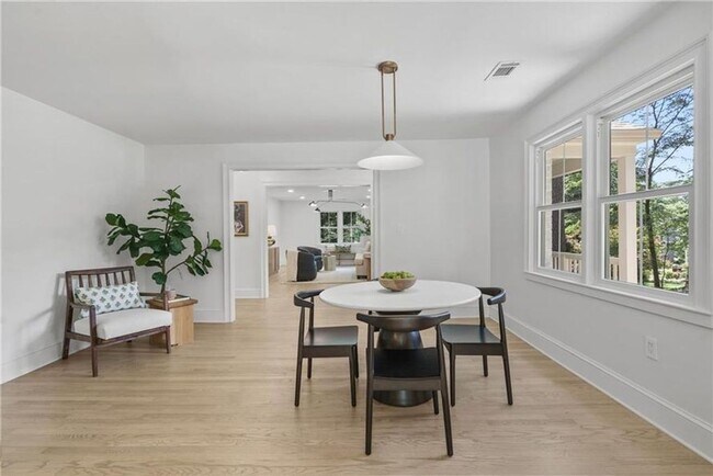 Building Photo - Designer Living with Charm in North Buckhead