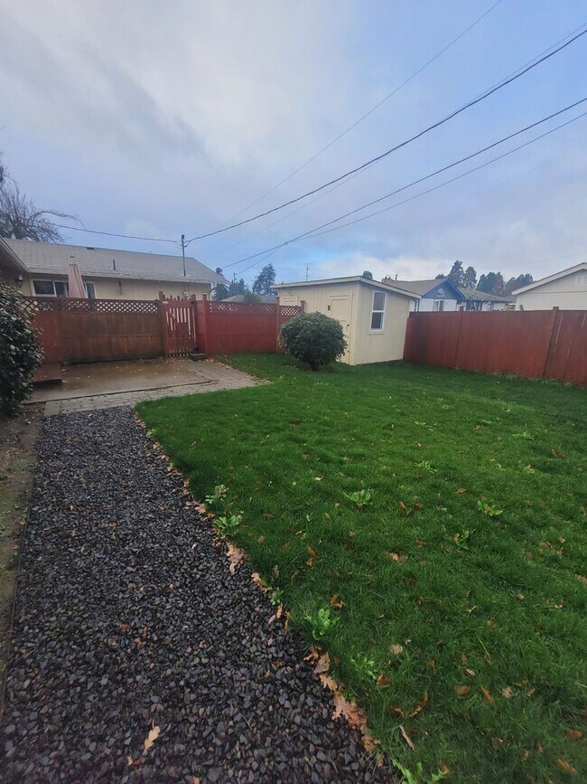 Building Photo - Updated 2BD/1BA Duplex Available right away!