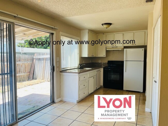 Building Photo - Darling, Spacious 3 bedroom Condo in beaut...