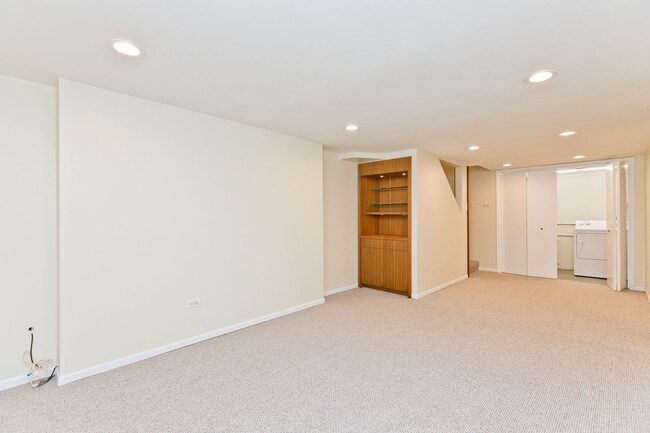 Building Photo - 588 W Hawthorne Pl