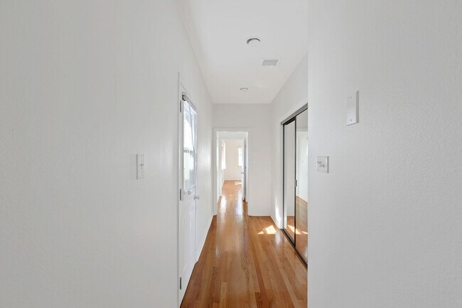 Building Photo - Spacious 4 BR 3 BA Home in Prime West L.A.